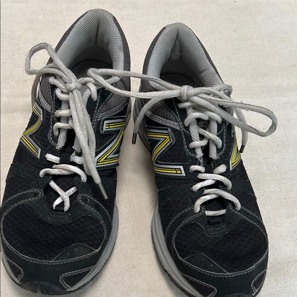Mens 7.5 New Balance Black and Yellow Athletic Running Shoes. Good tread.